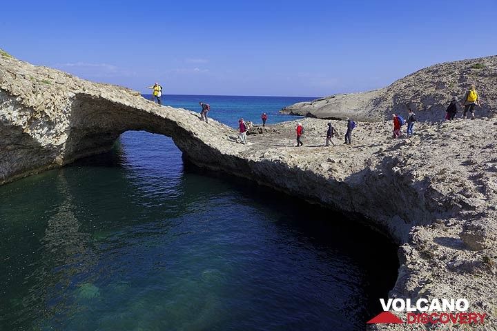Natural bridge formed by sea erosion into the white ash and pumice deposit near Papafrakos. A good spot for a group picture... (Photo: Tom Pfeiffer)