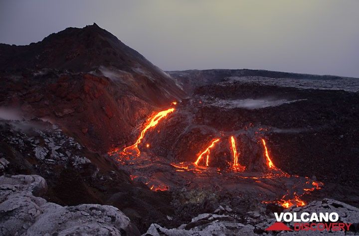 Several effusive vents arranged in a row on top of a dyke, feeding lava flows into Puka Nui collapse pit at Pu'u 'O'o crater, Kilauea volcano. hawaii_e7579.jpg (Photo: Tom Pfeiffer)