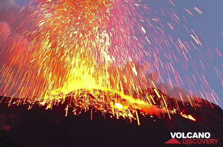 Heavy rain of glowing bombs from the explosion onto the outer crater flank. (Photo: Tom Pfeiffer)