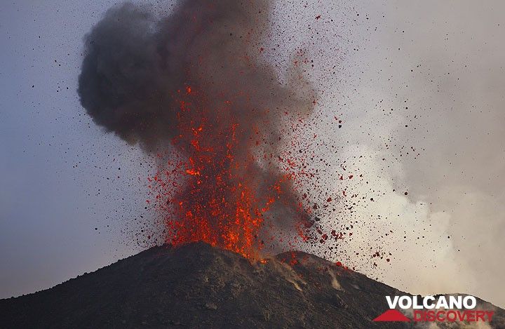 A dark ash cloud rises while liquid bombs are flying in all directions. (Photo: Tom Pfeiffer)