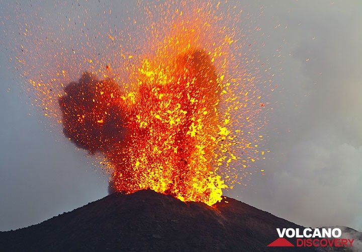 As it gets dark, the explosions of liquid magma from Stromboli's NE crater become very impressive. (Photo: Tom Pfeiffer)