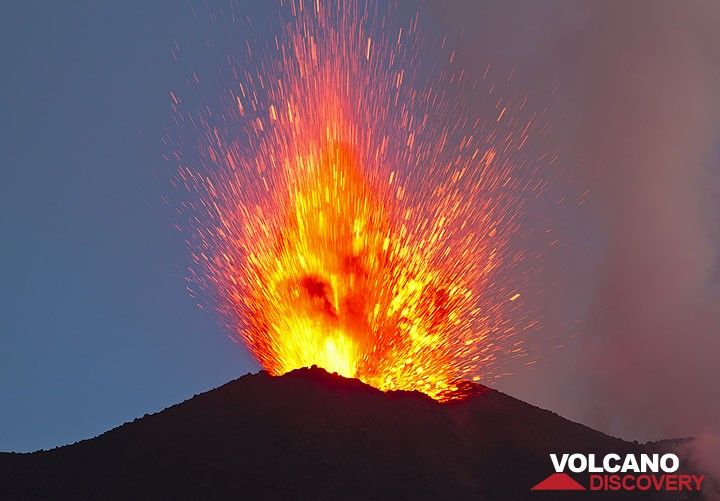 Exploding lava in the twilight. The eruptions are accompanied by loud detonations. (Photo: Tom Pfeiffer)