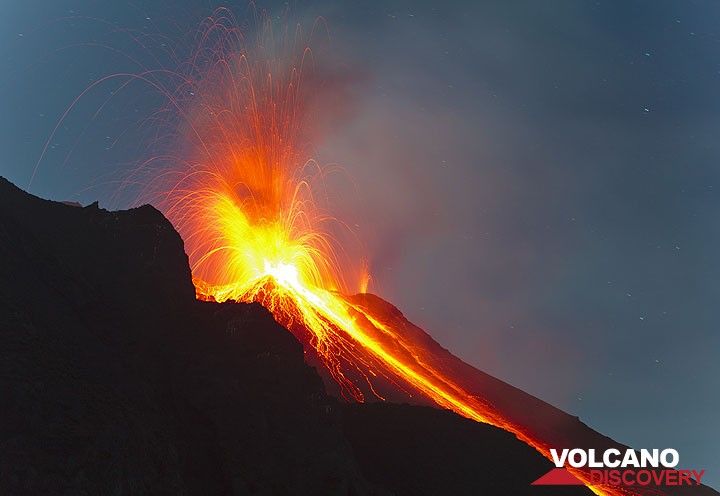 Egy másik rendkívül erős kitörés bombát küld több mint 500, sok felé Bastimento és Pizzo és azon túl. A külső lejtőin NE c ... (Photo: Tom Pfeiffer)