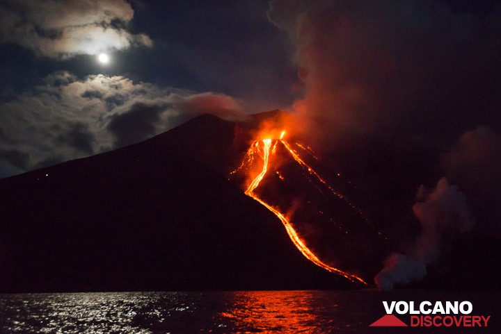 http://images.volcanodiscovery.com/uploads/pics/stromboli_j05498.jpg