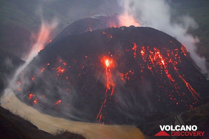 volcano parts of growing  the November lava The  2007: Kelud volcano dome