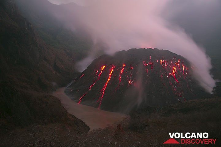 Kelud Vulkan November 2007 der  wachsende Lavadom Der  