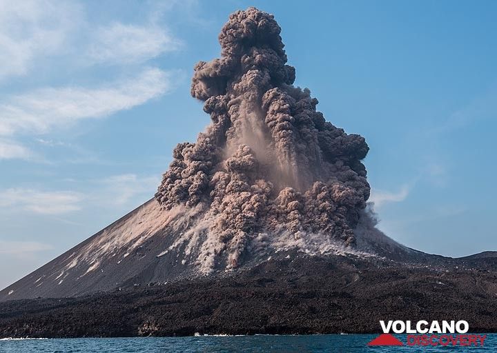 Krakatoa volcano eruption Oct 2018: dangerous vulcanian explosion from close / VolcanoDiscovery