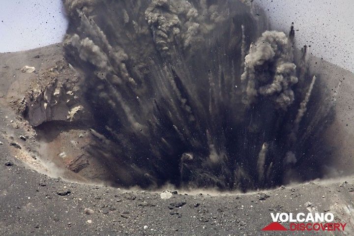 Anak Krakatau eruption 2007: eruptions close up / VolcanoDiscovery