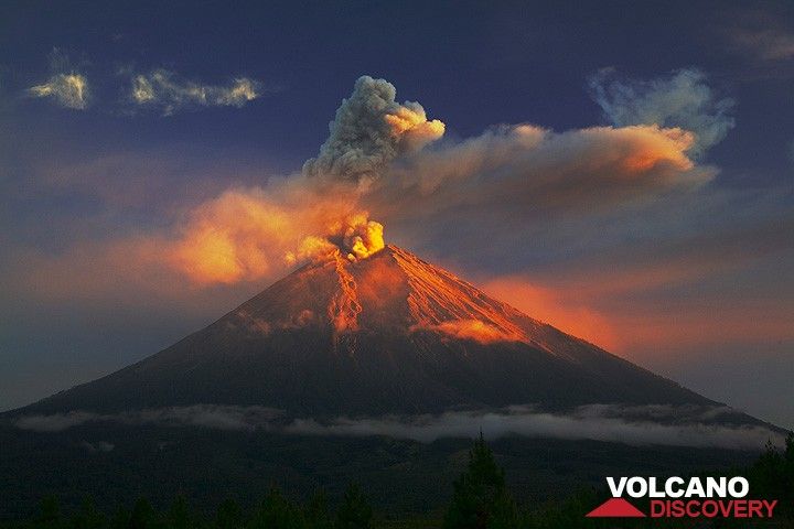 Volcano Photo of the Week by Tom Pfeiffer Eruption  at 