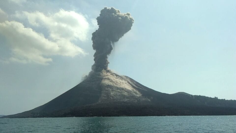 Vulcanian eruption at Krakatau on 7 July 2018 (image: Iwan from Carita via Andi / VolcanoDiscovery Indonesia)