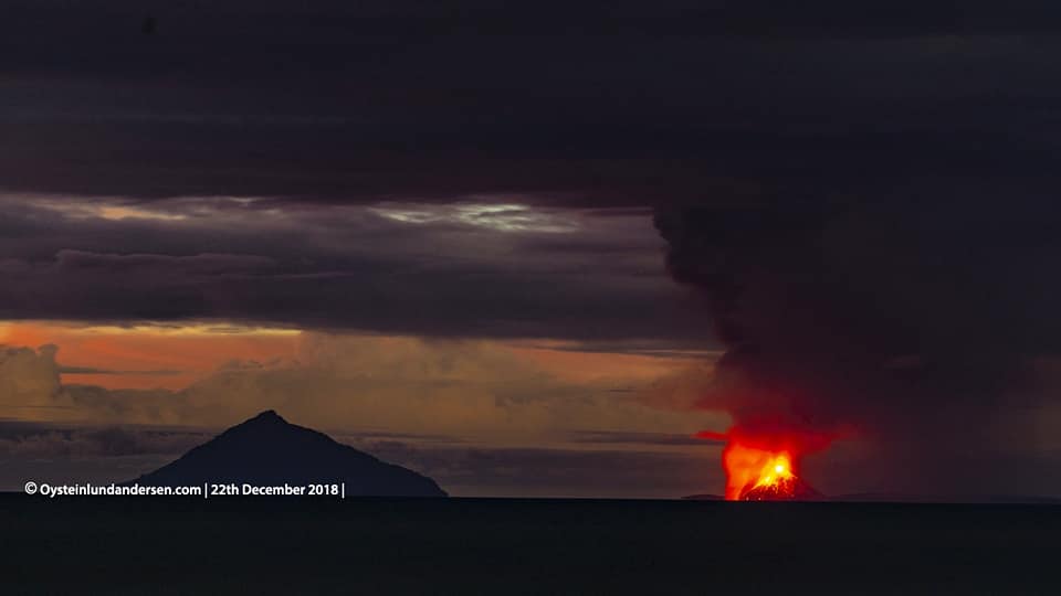 Krakatoa volcano Sunda Strait, Indonesia: strong eruptive phase, tsunami hits West Coast of 