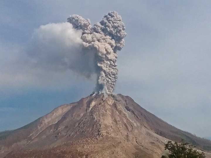 Вулкан дискавери. Вулкан Синабунг извержение. Вулкан Синабунг в Индонезии. Булусан вулкан. Синабунг вулкан извержение 2022.