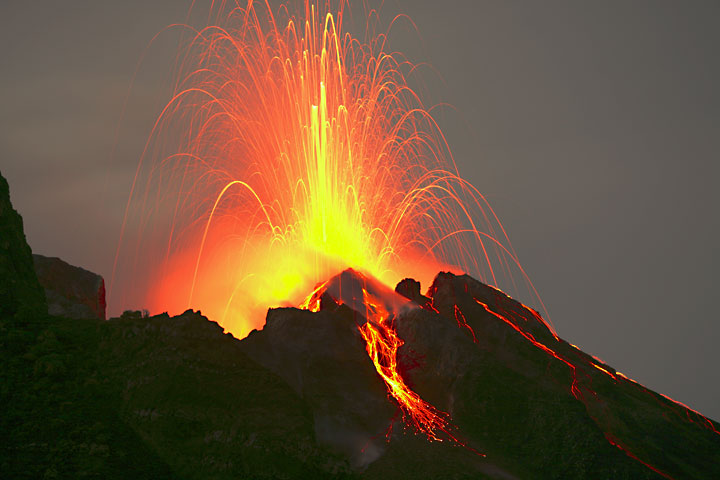 Resultado de imagem para vulcÃ£o Stromboli 2007